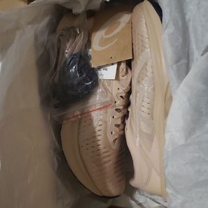 Women size 6 1/2 asics  brandnew never worn.